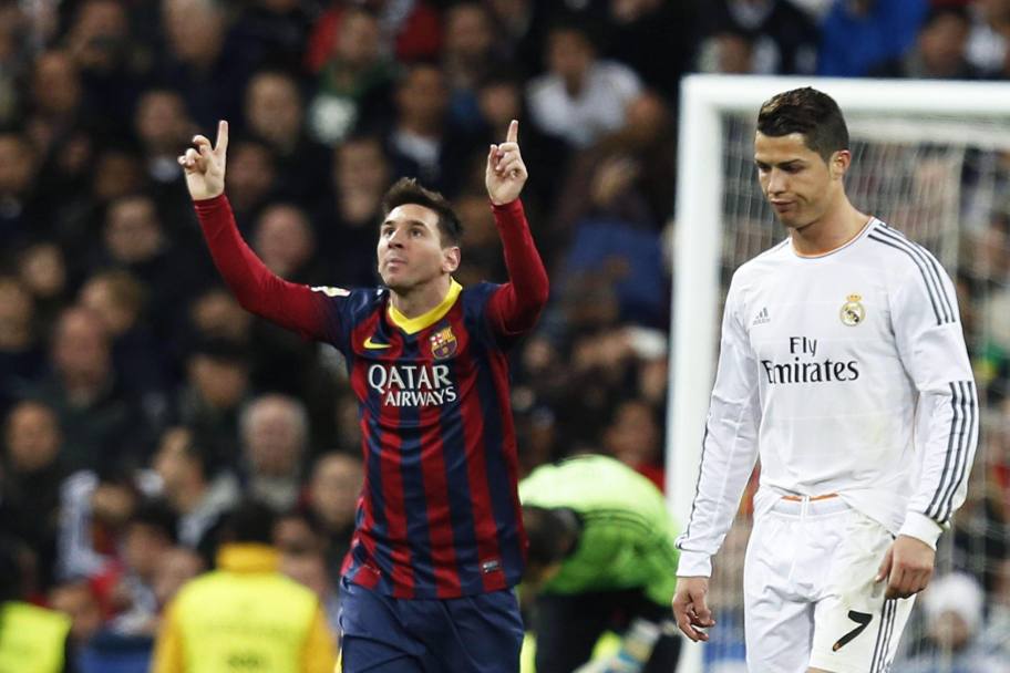 Leo Messi esulta, Cristiano Ronaldo fa una smorfia di disapprovazione:  l&#39;immagine di Real Madrid-Barcellona 3-4. Epa